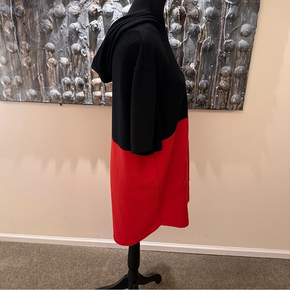 ⭐️ Rocawear Med Black and Red Hoodie - Picture 5 of 6